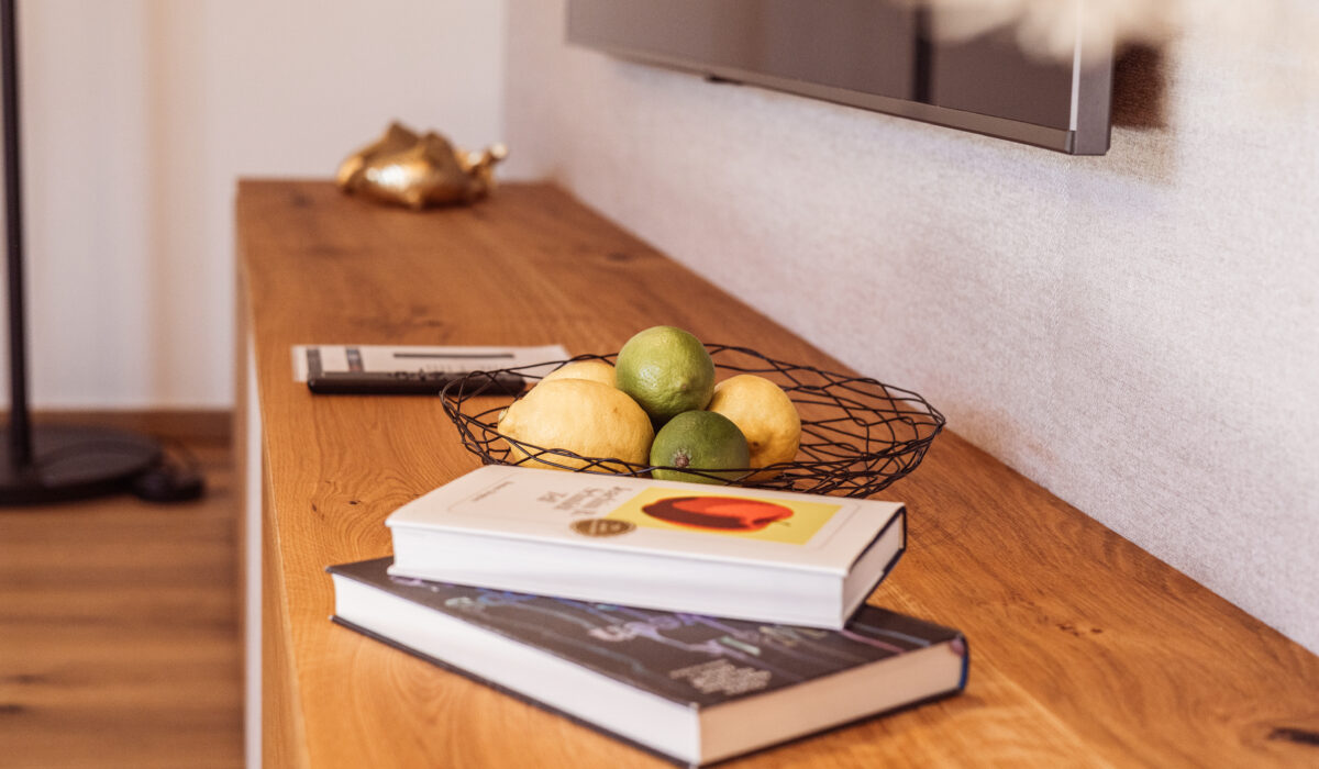 Detailshot Obst & Bücher